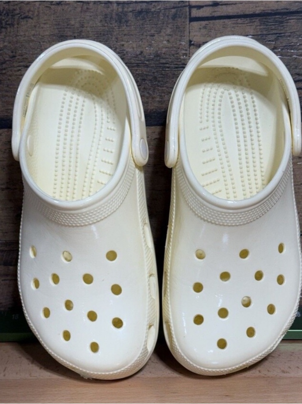 CROCS Classic Clog in Cream sz 9